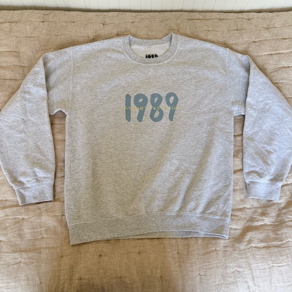 Taylor Swift Tops - Taylor Swift 1989 Spotify Fans First Exclusive Merch Sweatshirt Medium
